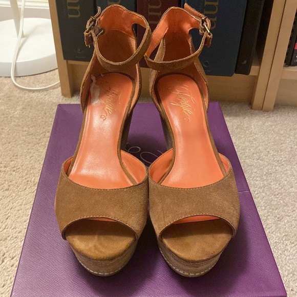 Fergie Dietra Suede Leather Wedge Platform Sandals 8 M Thrush Brown Open Toe - Picture 3 of 4